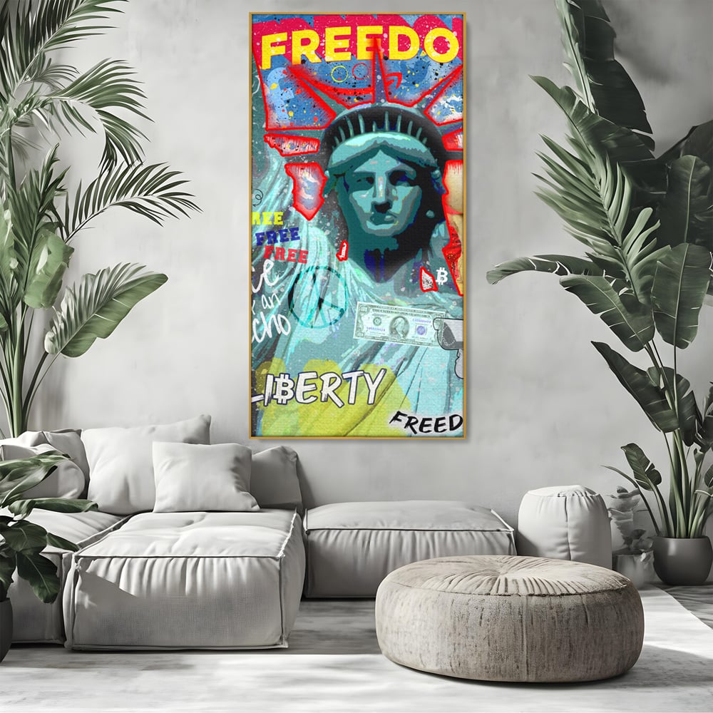 Tablou canvas cu tablou canvas cu statuia libertatii si graffiti, in rama de aluminiu auriu, pe perete intr-un living
